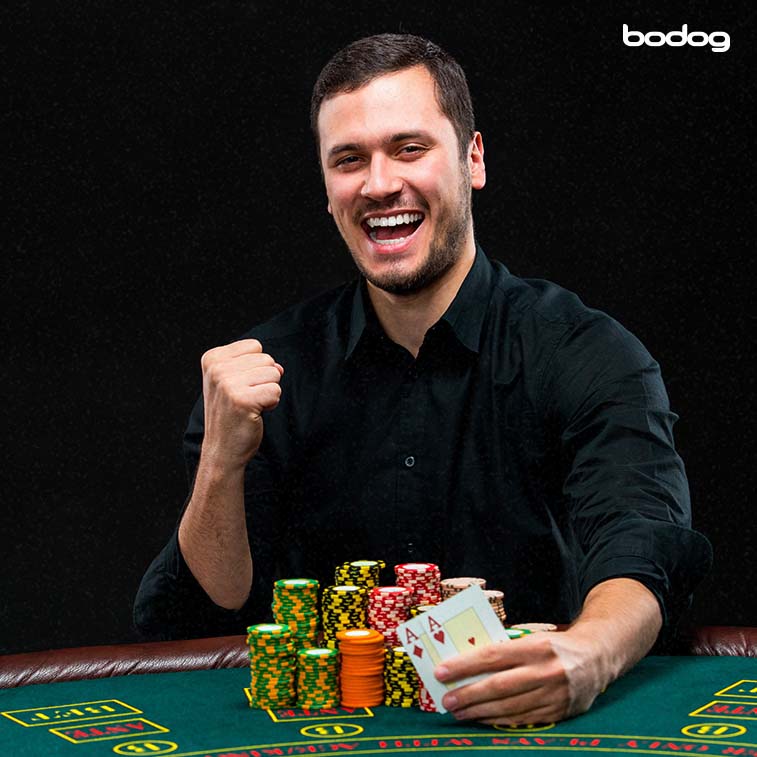Jogador de poker comemorando com dois ases na mão e um stack grande