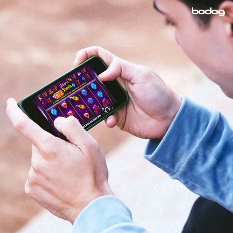 Persona jugando slots online en el móvil