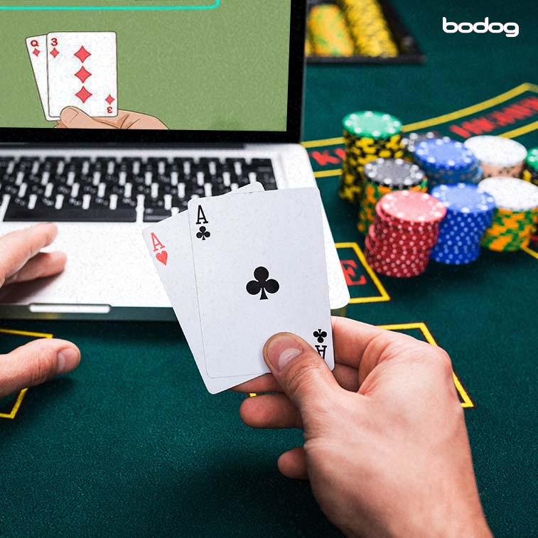 persona con cartas frente a una laptop