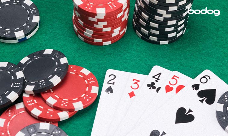 cartas y fichas de poker