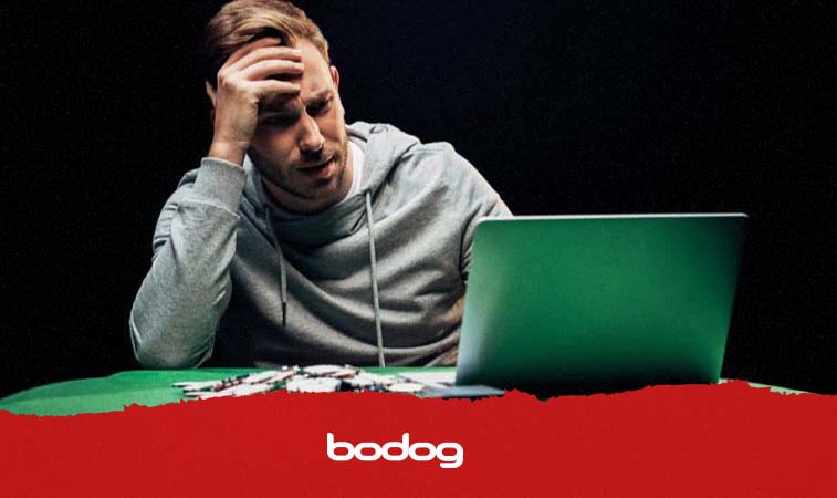 hombre mirando una laptop preocupado