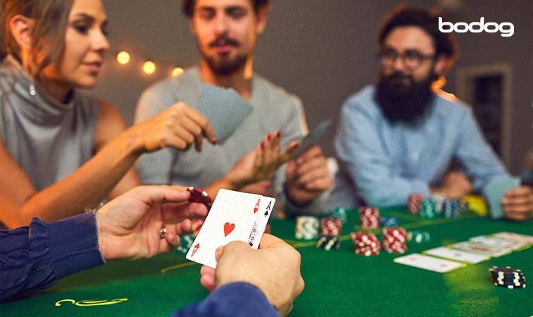 tres personas jugando poker en una mesa