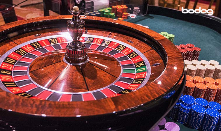 una ruleta con una bola encima