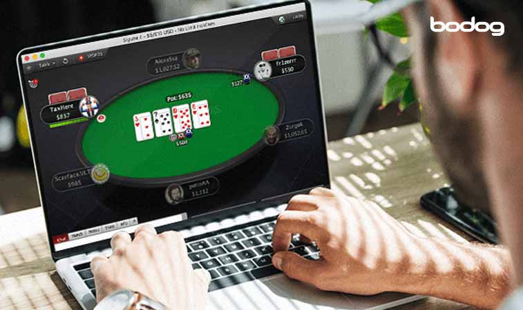 jugando poker en computadora