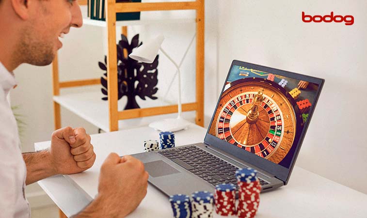 Un hombre jugando a la ruleta en un portátil