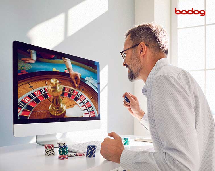 Un hombre jugando a la ruleta en un ordenador