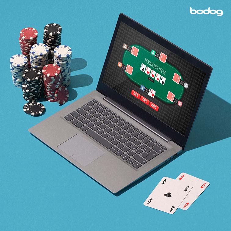 mesa poker online Poker Texas Hold’em na tela de um notebook cercado por cartas e fichas