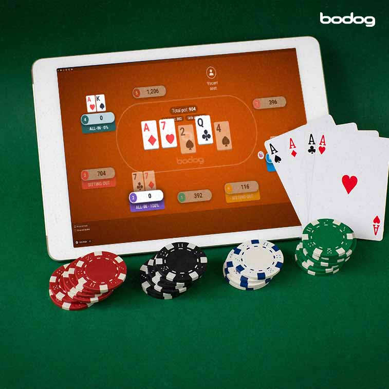 torneo online de poker en una tablet con fichas y cartas al lado