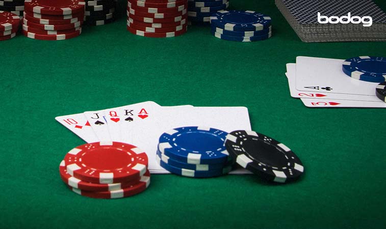 fichas y cartas de poker sobre una mesa del juego