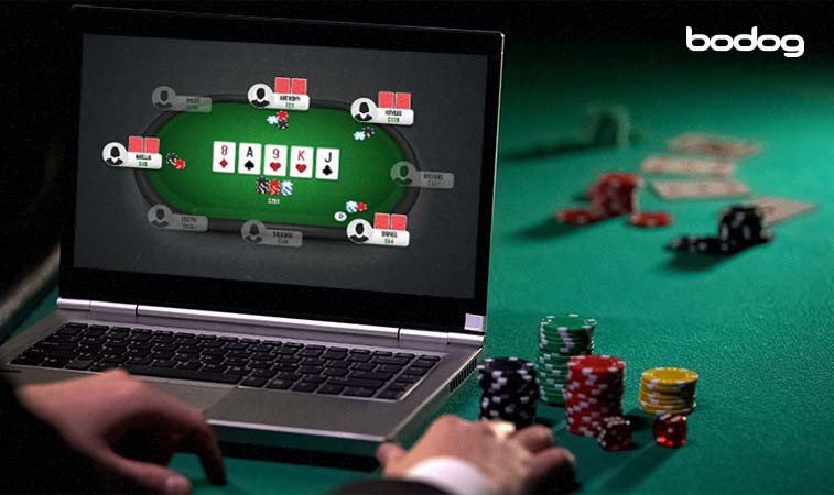  ronda de poker online en una computadora sobre una mesa de poker con fichas y cartas al fondo