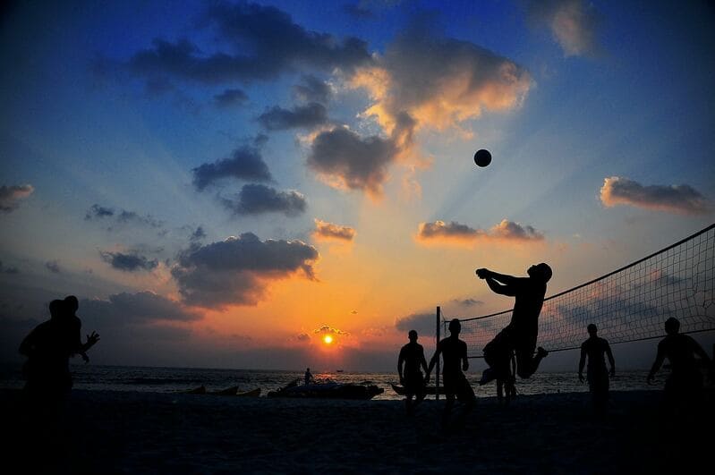 jogar volei praia