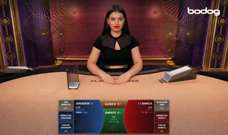 Dealer do Speed Baccarat na mesa de jogo esperando as apostas serem feitas