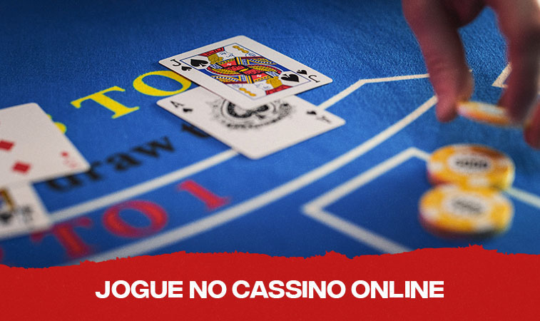 Mesa de Baccarat com cartas e fichas em evidência