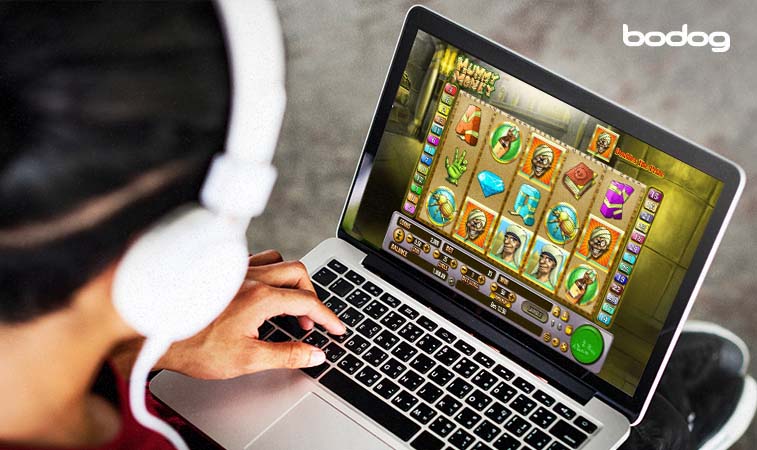 Persona jugando mummy money en computadora