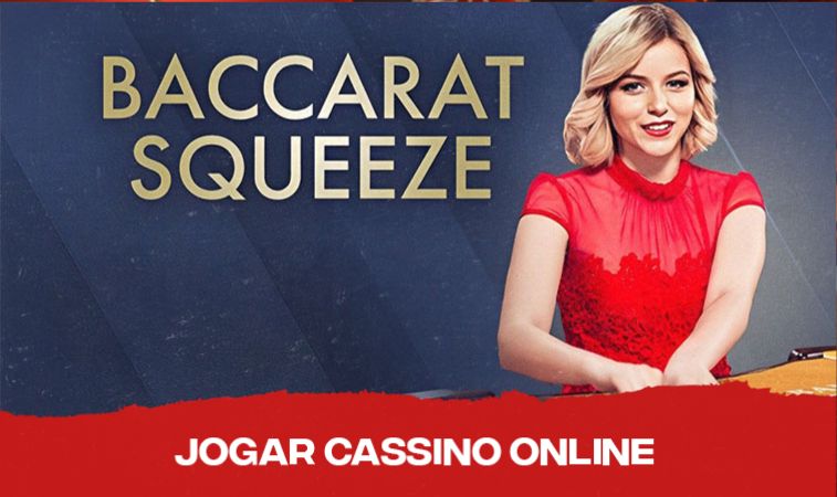 baccarat squeeze live Dealer vestida de vermelho e o logo do jogo atrás
