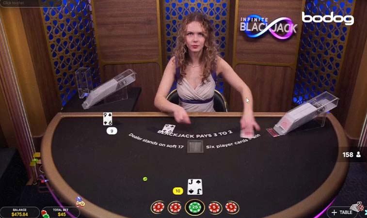 crupier blacjkack infinite Crupier repartiendo cartas en infinite blackjack