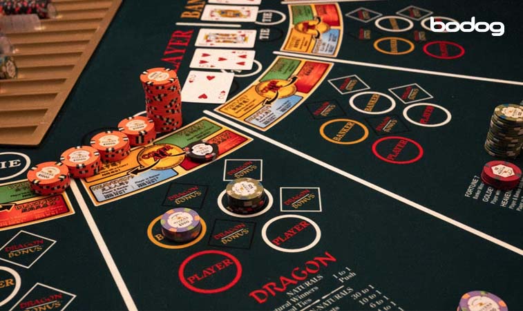 dragon bonus baccarat Mesa de Baccarat com fichas e cartas de baralho