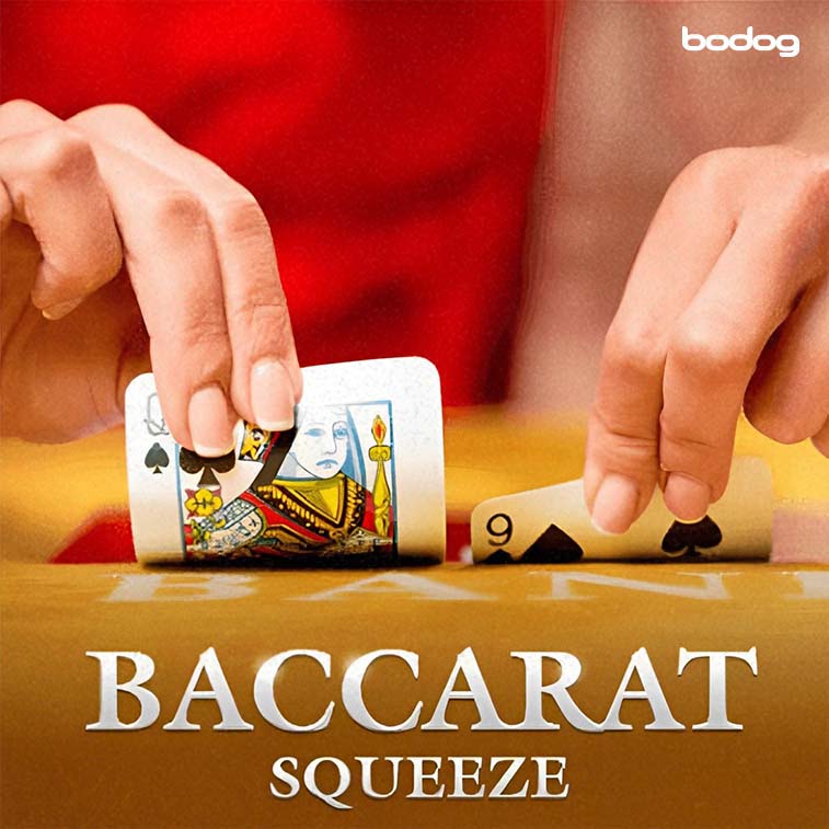 Mão de mulher segurando duas cartas de baralho: Q e 9