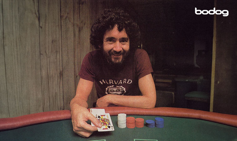 ken uston jugador 1 Ken Uston sosteniendo 2 cartas en una mesa con fichas