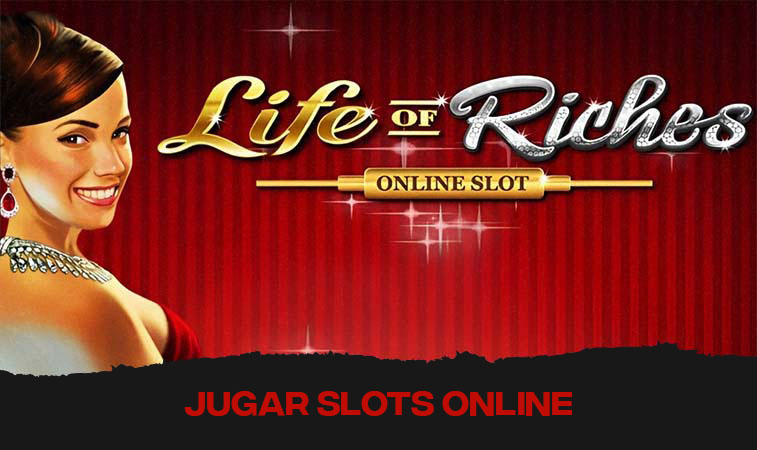 personaje del Life of Riches al lado de la logo oficial