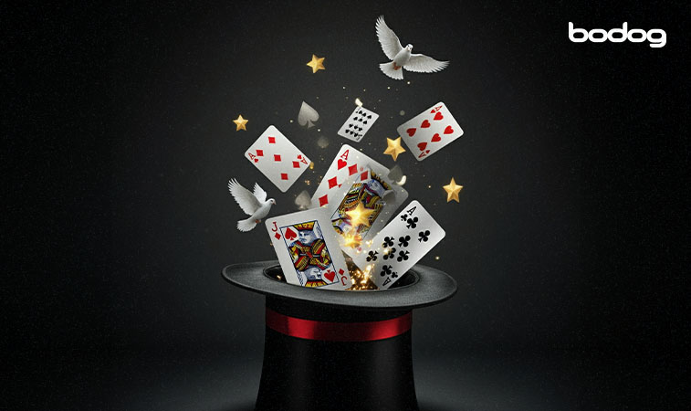 Sombrero de mago con cartas y palomas