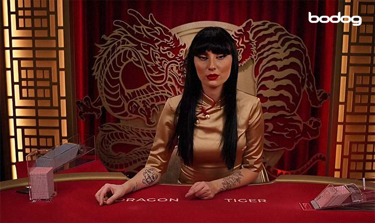Dealer do Dragon Tiger ao vivo com dois baralhos ao lado