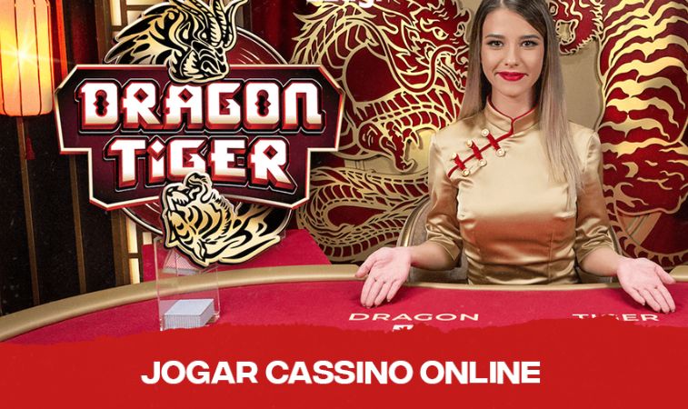 Dealer com as cartas em uma mesa onde se lê Dragon Tiger