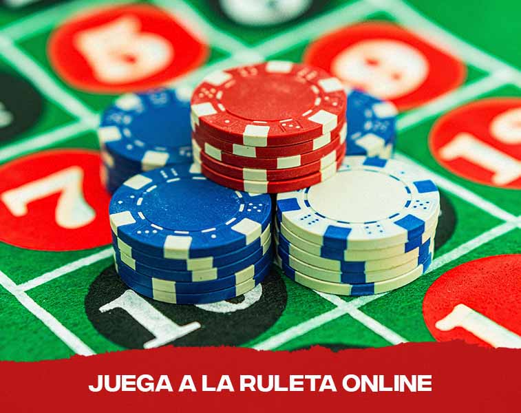 Montón de fichas de ruleta sobre una mesa verde
