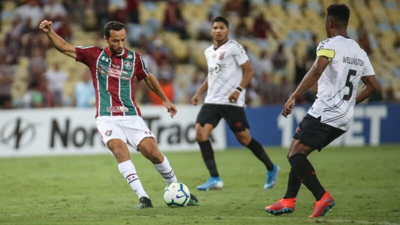 jogador fluminense chutando