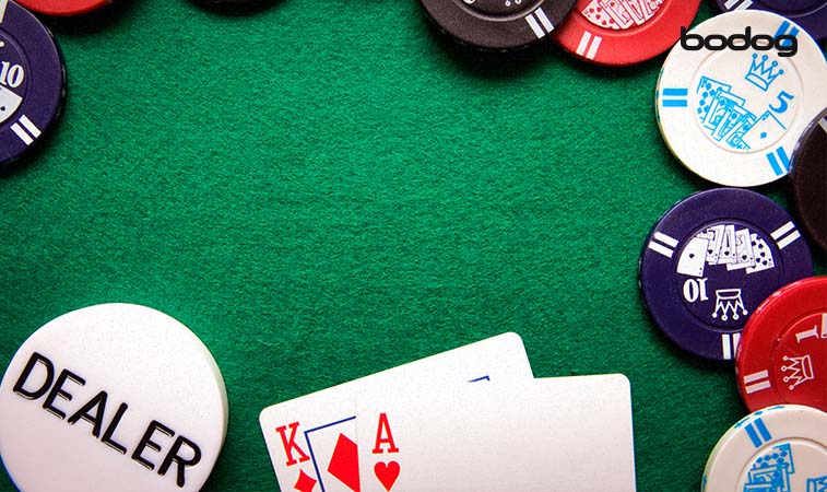 botao dealer poker Cartas, fichas e um botão de dealer em uma mesa de poker