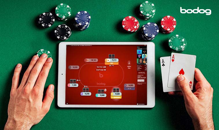 Jugador con cartas en la mano jugando poker online