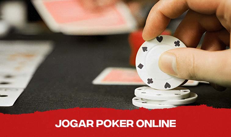 mão segurando uma ficha e cartas ao fundo