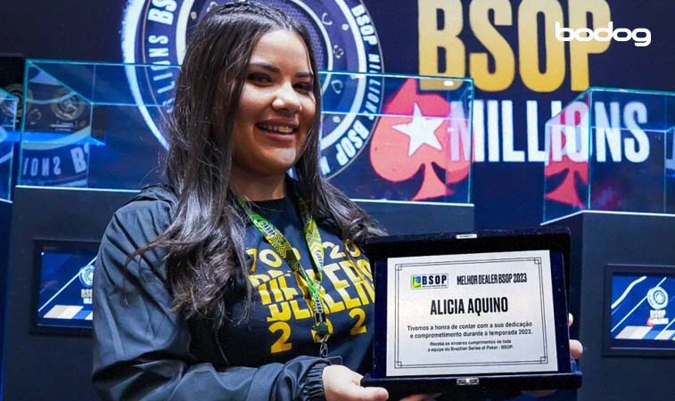 melhor dealer bsop Brasileira Alicia Aquino segurando o certificado de melhor Dealer do BSOP 2023
