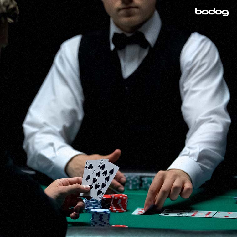 poker com dealer Pessoa com uma mão de duas cartas e Dealer colocando cartas comunitárias