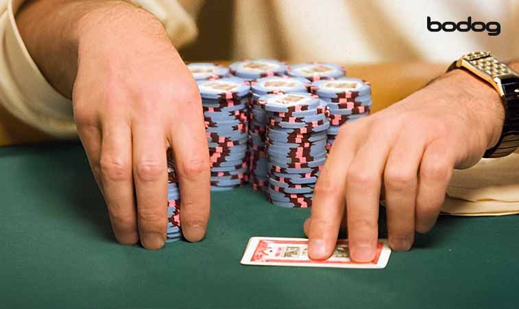 pessoa ordenando seu stack de poker