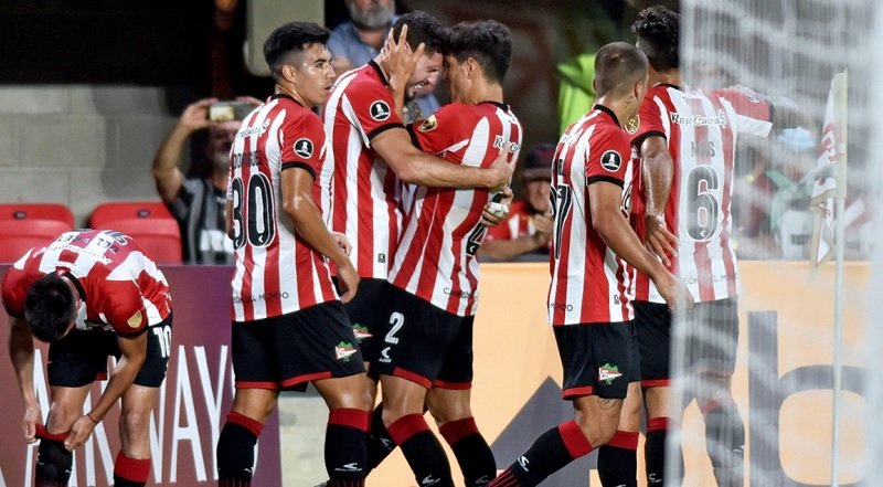 estudiantes jogadores comemorando