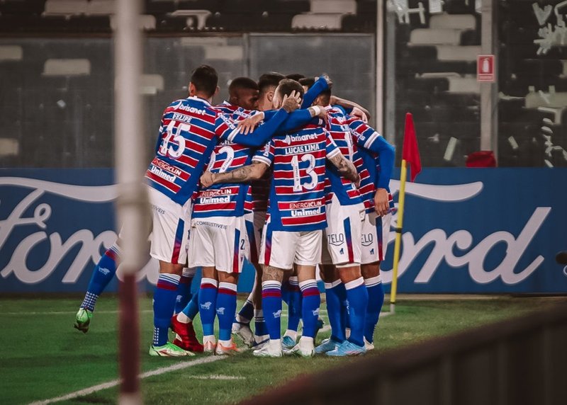 fortaleza jogadores reunidos