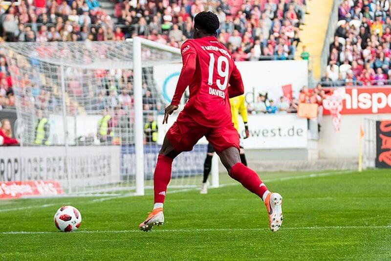 alphonso davies delantero canada