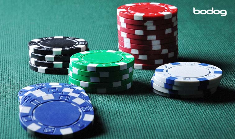fichas de poker en la mesa del juego