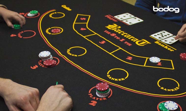 Mesa de baccarat en casino
