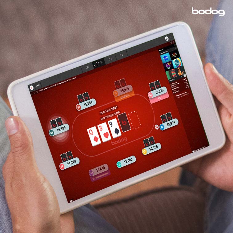 persona jugando poker online en tablet