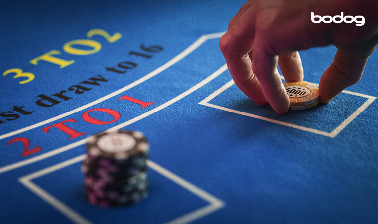 apostas no baccarat Jogador apostando fichas no baccarat