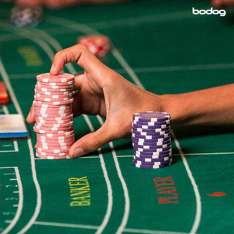 Pilas de fichas sobre mesa de baccarat