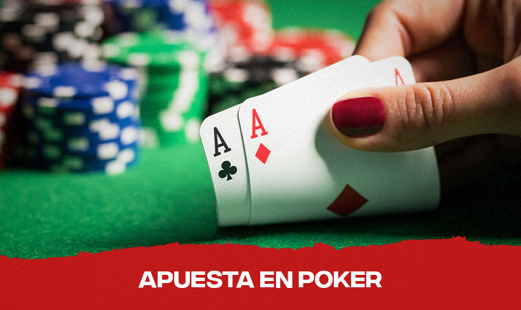 Jugadora de poker sosteniendo un par de ases