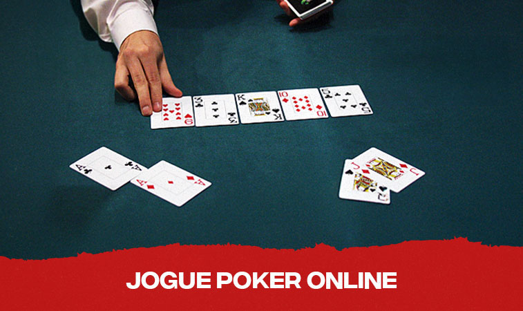 cartas de poker visibles en una mesa y una mano haciendo el river