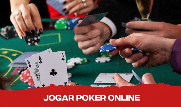 Pessoas jogando poker, segurando suas cartas e fichas