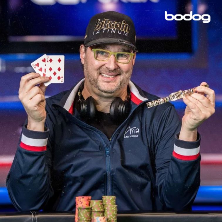 Phill Hellmuth posando para foto com seu bracelete WSOP e suas fichas