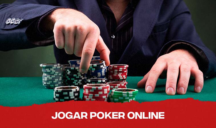 Mão de um homem retirando fichas do seu stack