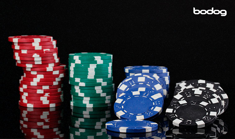 Pequenos montes de fichas de poker