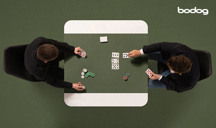 evitando dark bluff 1 Dois homens vistos de cima em uma mesa de poker